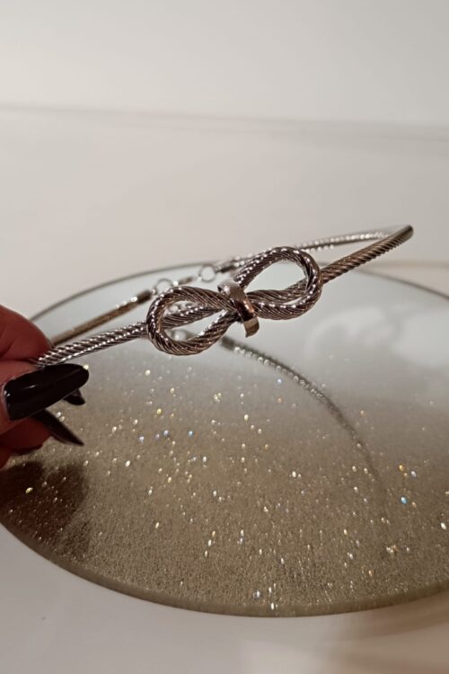 Bow necklace
