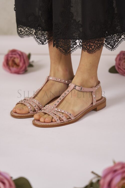 Sandalo blush con borchie