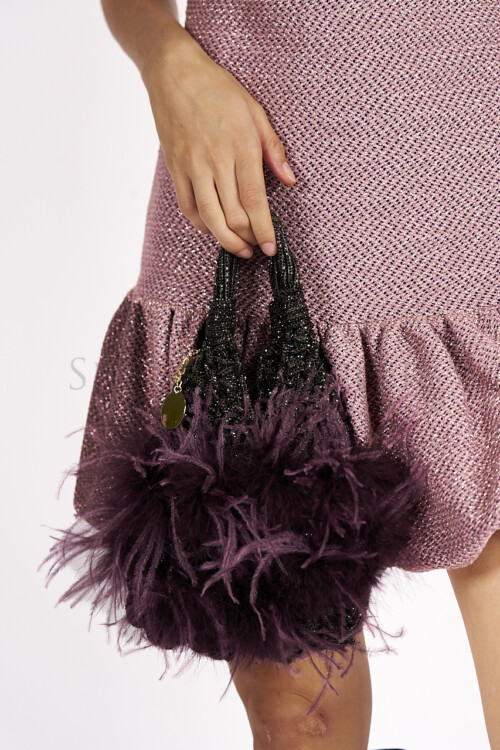 Borsa intrecciata con piume black wine