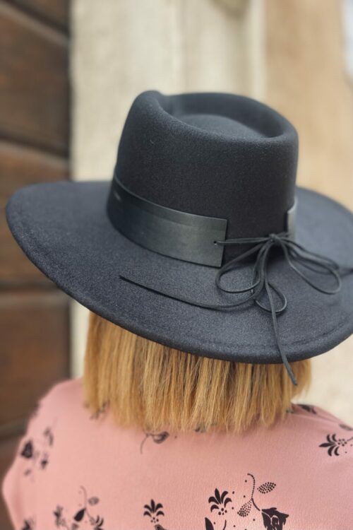 Cappello tesa larga nero con fiocco