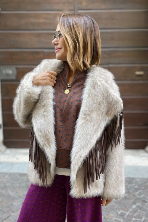 Finta pelliccia beige con frange