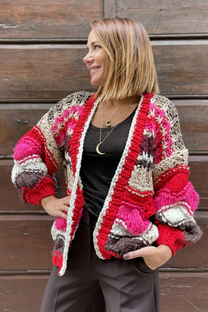 Maglione natalizio: Cardigan donna crochet made in Italy a righe grandi colorate, manica lunga senza bottoni da Silk and Pepper 