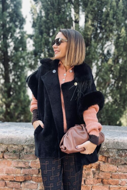 Cappa in maglia nera con ecofour e frange 