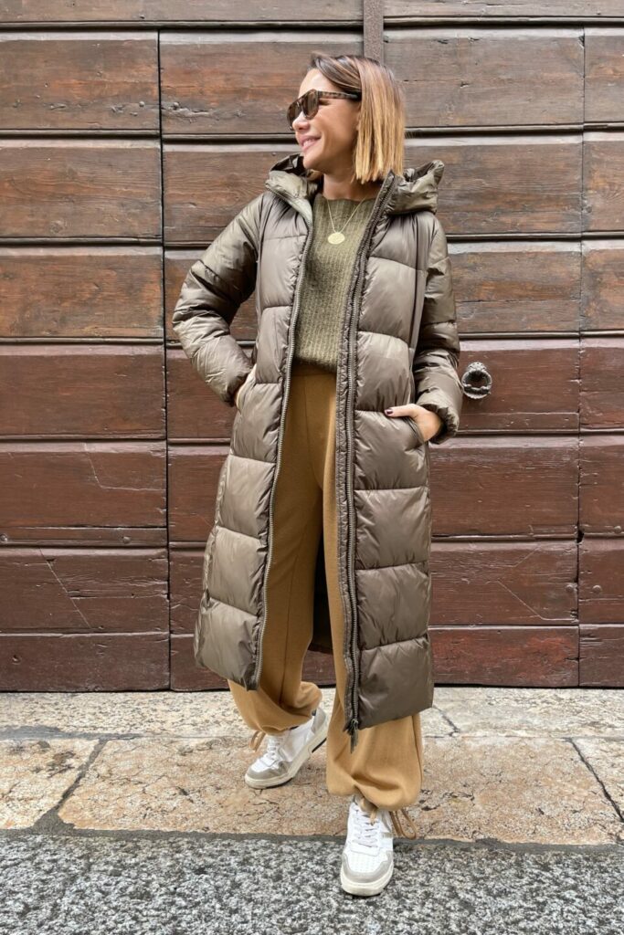 Piumino lungo verde militare da donna con cappuccio