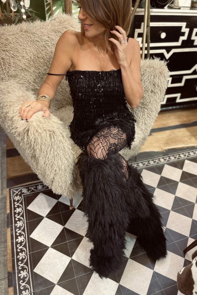 Abito nero corto con frange e paillettes da Silk and Pepper