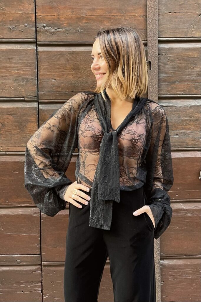 Look natalizi donna: Blusa in pizzo nero da Silk and Pepper